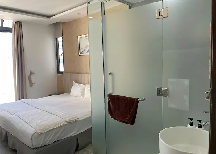 Violet Hotel 2